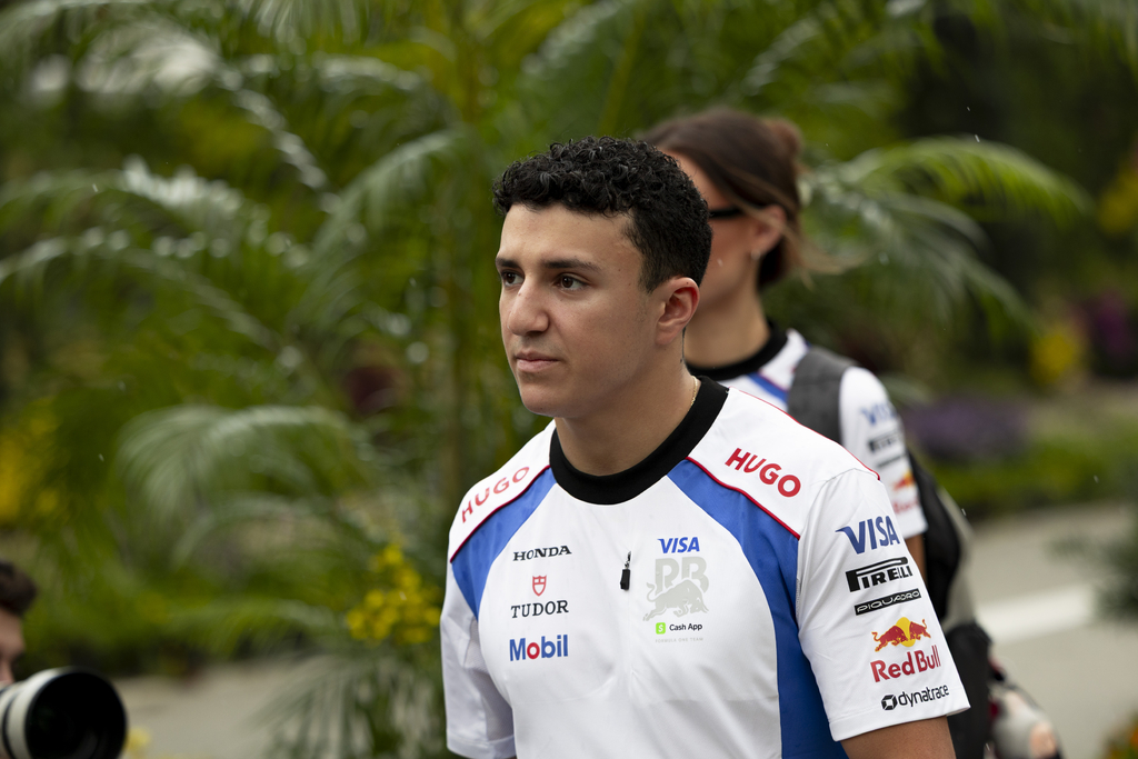 Isack Hadjar, aux portes des points à Singapour, freiné par des problèmes techniques