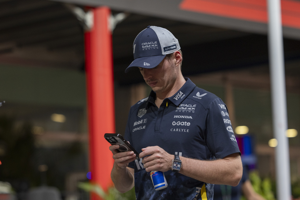 Verstappen frustré à Singapour : « Difficile quand une voiture traîne deux secondes devant »