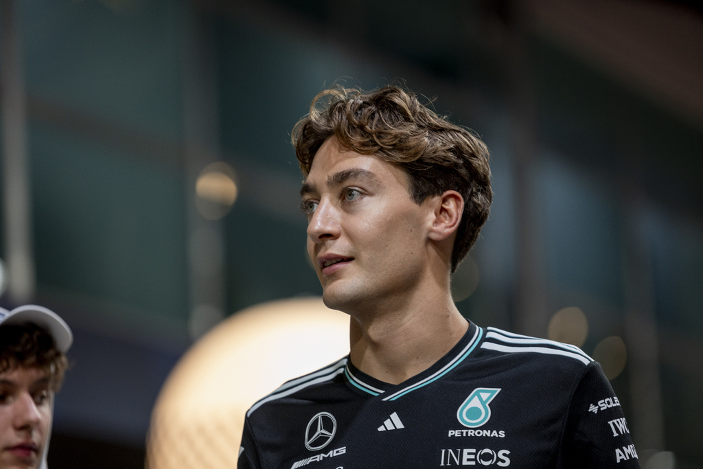 Russell en pole à Singapour : « Je pense pouvoir tenir le virage 1, mais Verstappen est plutôt bon au départ »