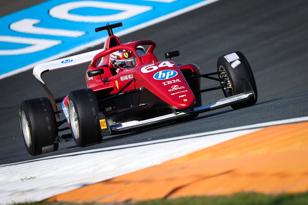 F1 Academy – Grand Prix de Singapore – Qualifications : Maya Weug décroche la pole devant Doriane Pin