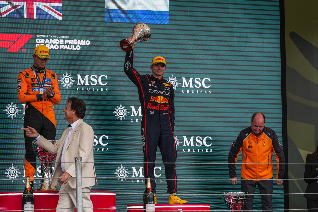 Max Verstappen élu pilote du jour après sa folle remontée depuis la voie des stands