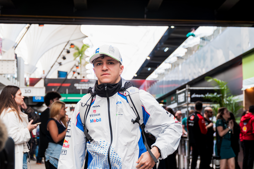 Isack Hadjar officiellement promu chez Red Bull pour 2026