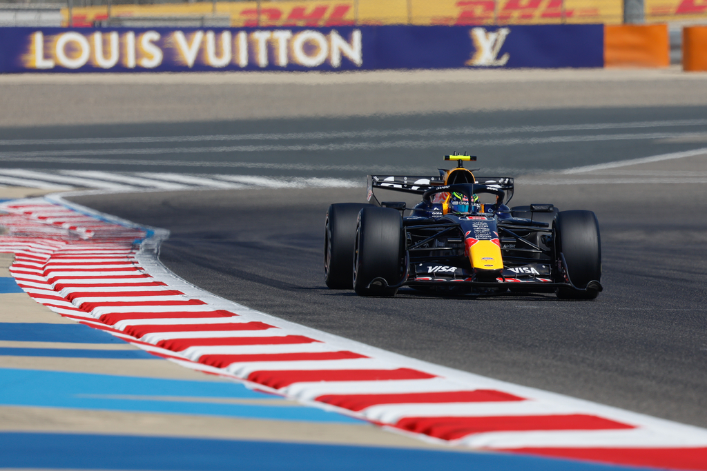 Isack Hadjar lors des essais hivernaux à Bahreïn. (Overtake Agency / Laurent Lefebvre)