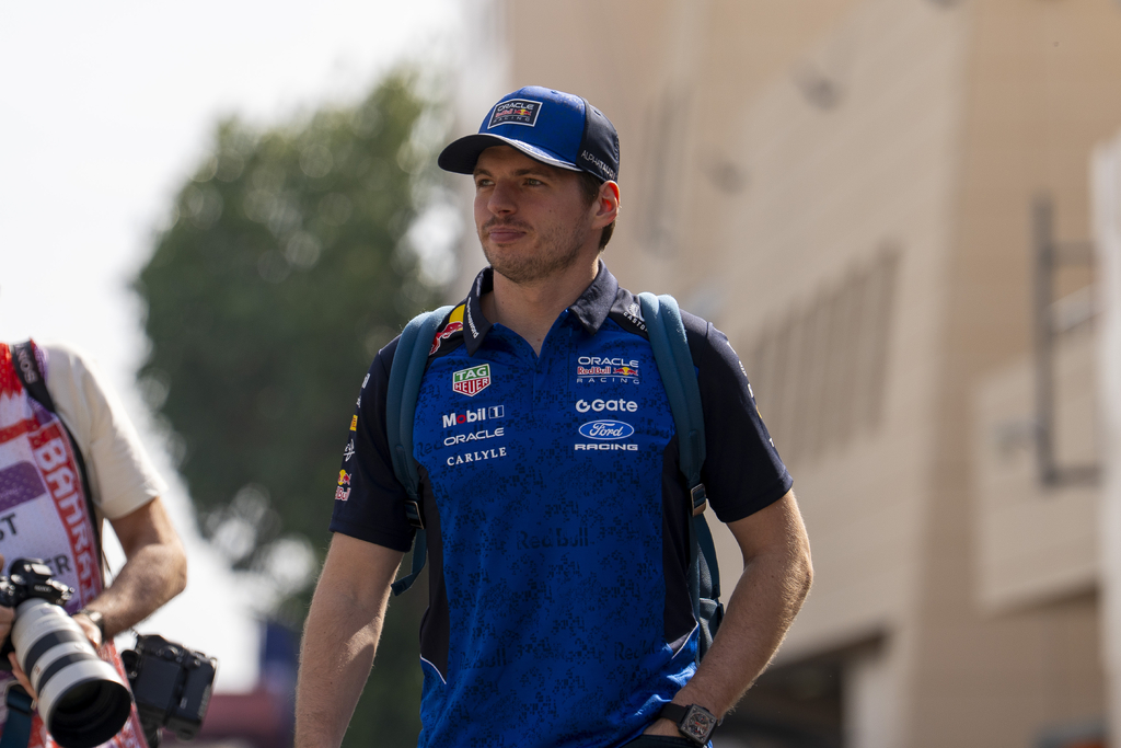 Max Verstappen dans le paddock lors des premiers essais officiels de pré-saison à Bahreïn.