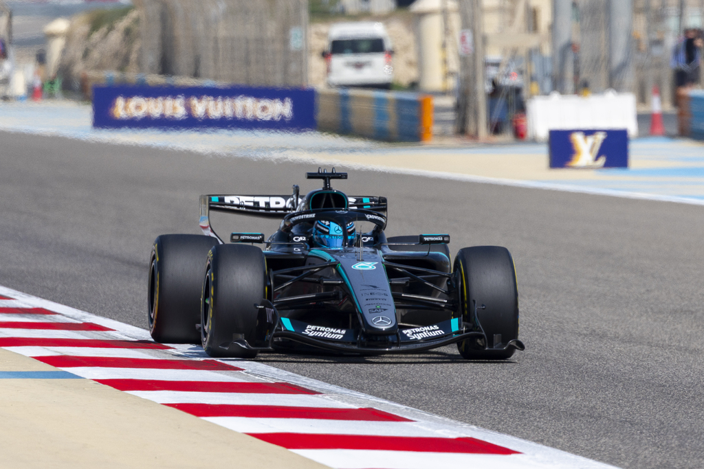 Jour 4 des essais à Bahreïn : Russell frappe fort, Aston Martin et Red Bull en difficultés